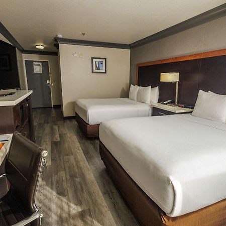 לוס אנג'לס Comfort Inn & Suites Near Universal - N Hollywood - Burbank מראה חיצוני תמונה