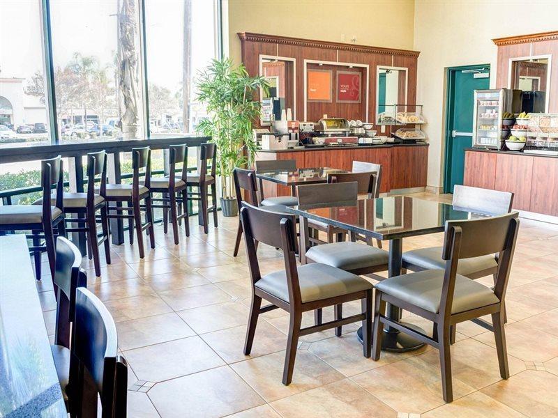 לוס אנג'לס Comfort Inn & Suites Near Universal - N Hollywood - Burbank מראה חיצוני תמונה