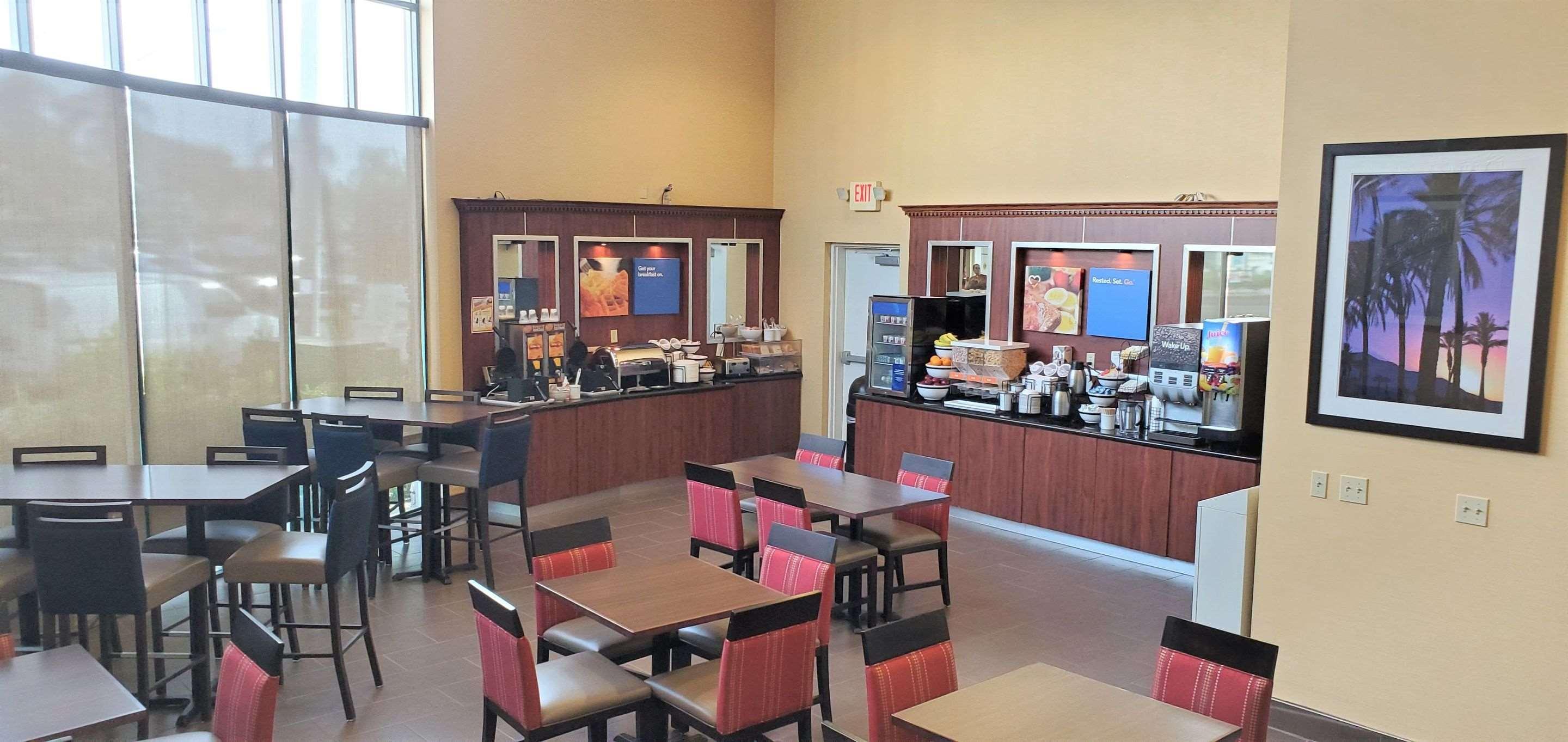 לוס אנג'לס Comfort Inn & Suites Near Universal - N Hollywood - Burbank מראה חיצוני תמונה