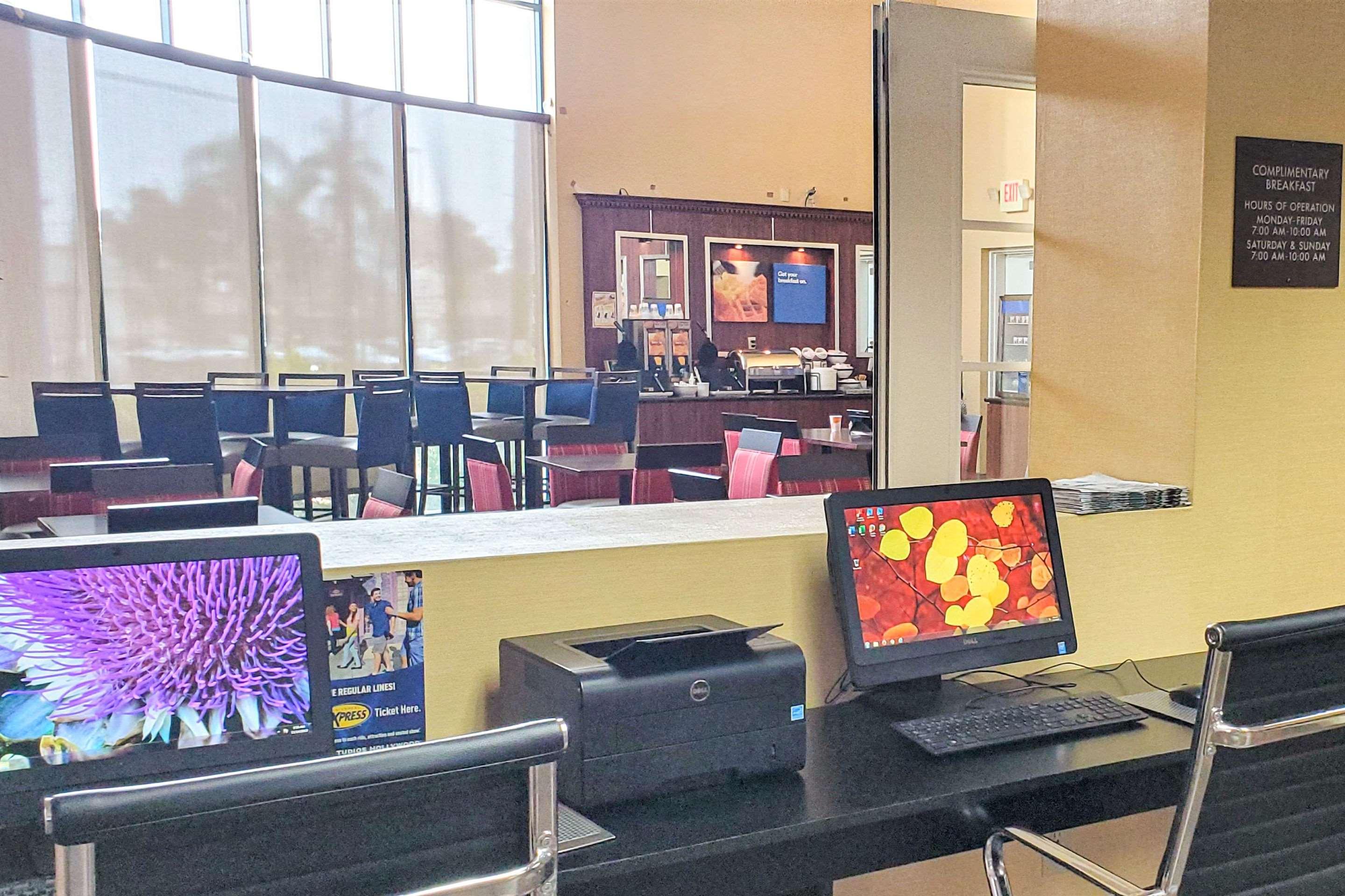 לוס אנג'לס Comfort Inn & Suites Near Universal - N Hollywood - Burbank מראה חיצוני תמונה