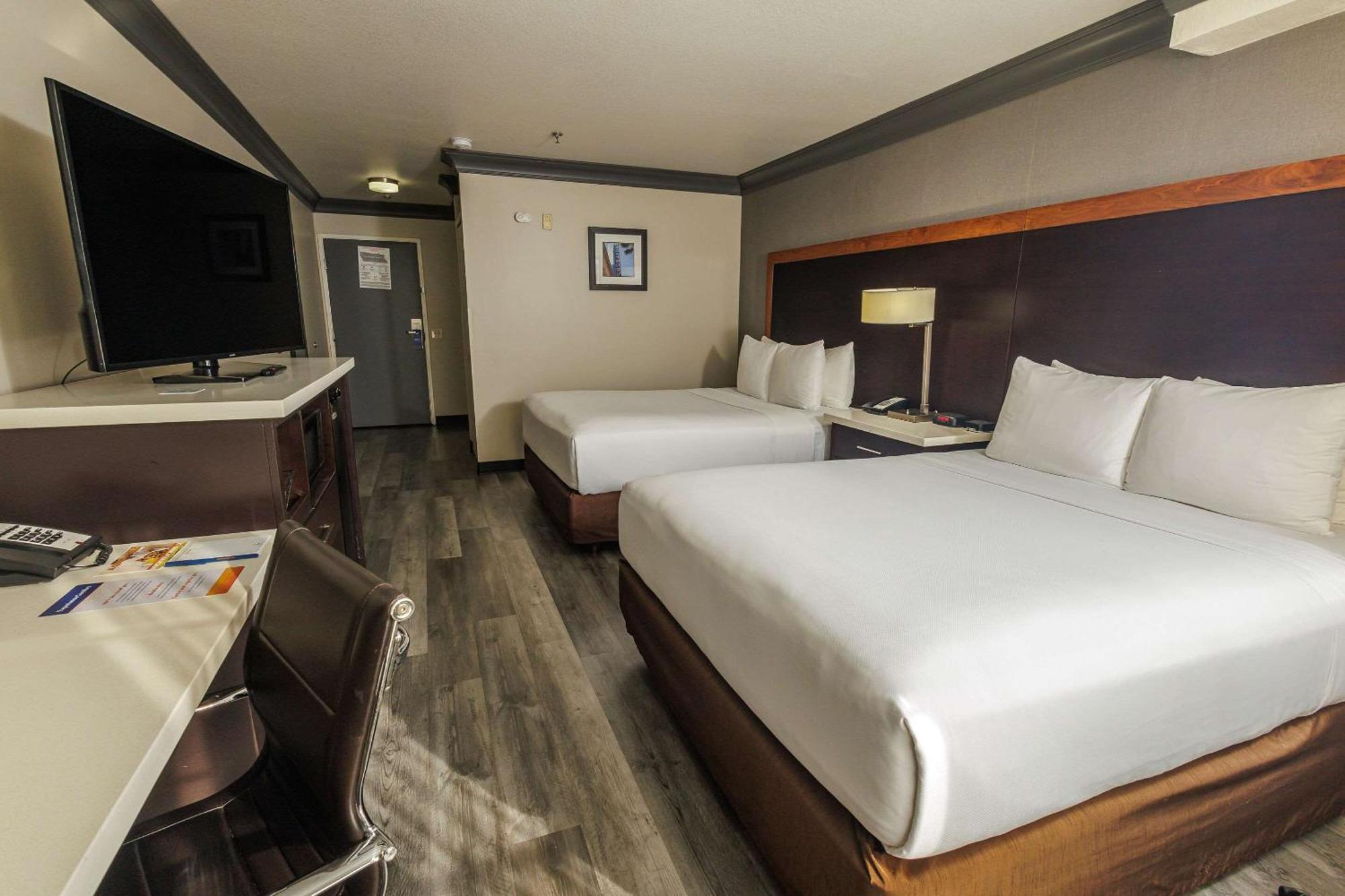 לוס אנג'לס Comfort Inn & Suites Near Universal - N Hollywood - Burbank מראה חיצוני תמונה