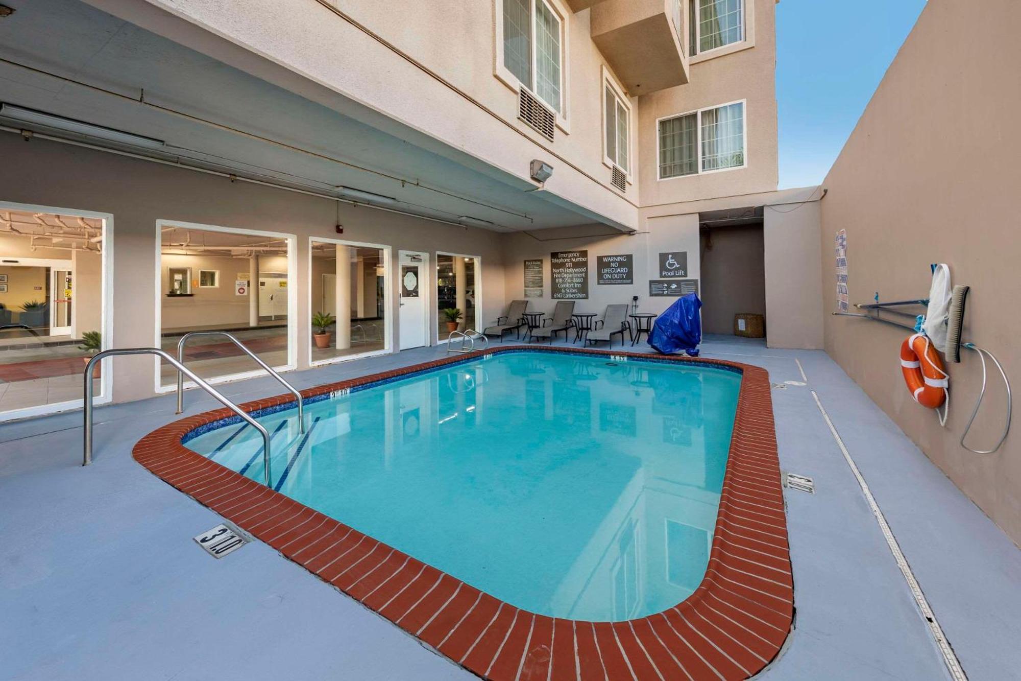 לוס אנג'לס Comfort Inn & Suites Near Universal - N Hollywood - Burbank מראה חיצוני תמונה