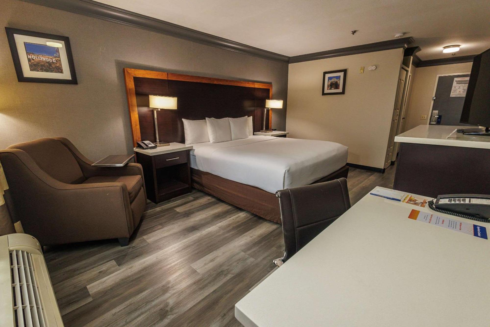 לוס אנג'לס Comfort Inn & Suites Near Universal - N Hollywood - Burbank מראה חיצוני תמונה