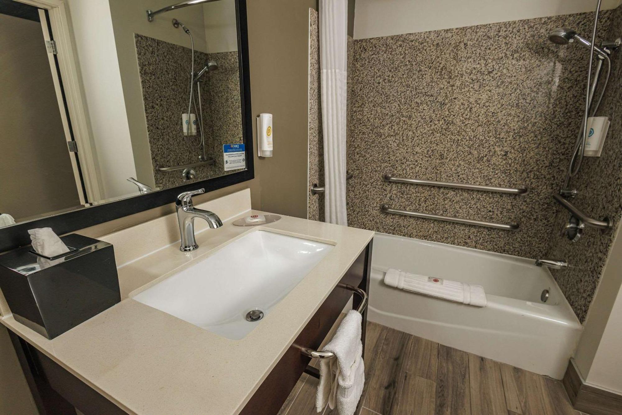 לוס אנג'לס Comfort Inn & Suites Near Universal - N Hollywood - Burbank מראה חיצוני תמונה