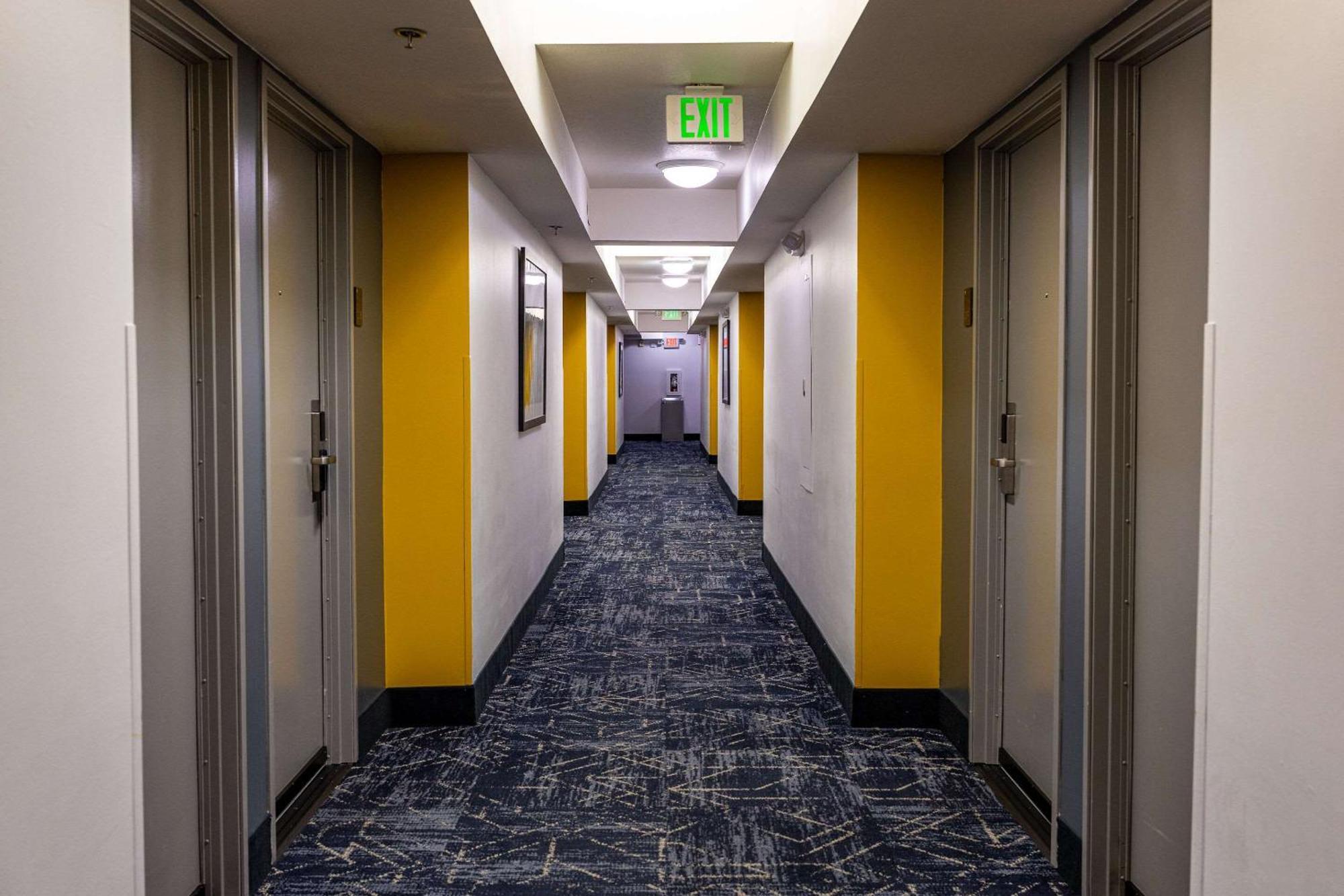 לוס אנג'לס Comfort Inn & Suites Near Universal - N Hollywood - Burbank מראה חיצוני תמונה
