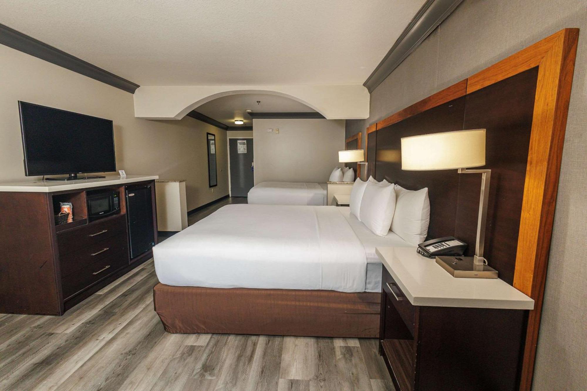 לוס אנג'לס Comfort Inn & Suites Near Universal - N Hollywood - Burbank מראה חיצוני תמונה