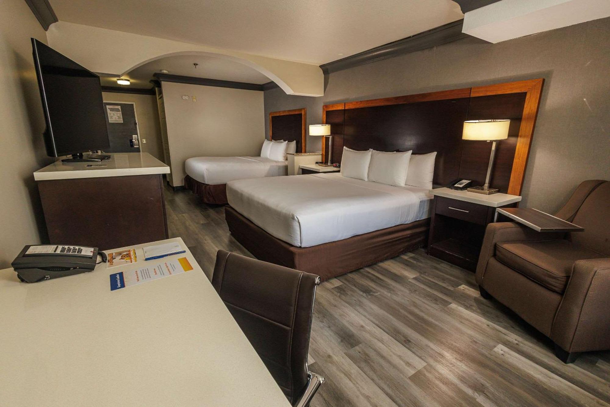 לוס אנג'לס Comfort Inn & Suites Near Universal - N Hollywood - Burbank מראה חיצוני תמונה