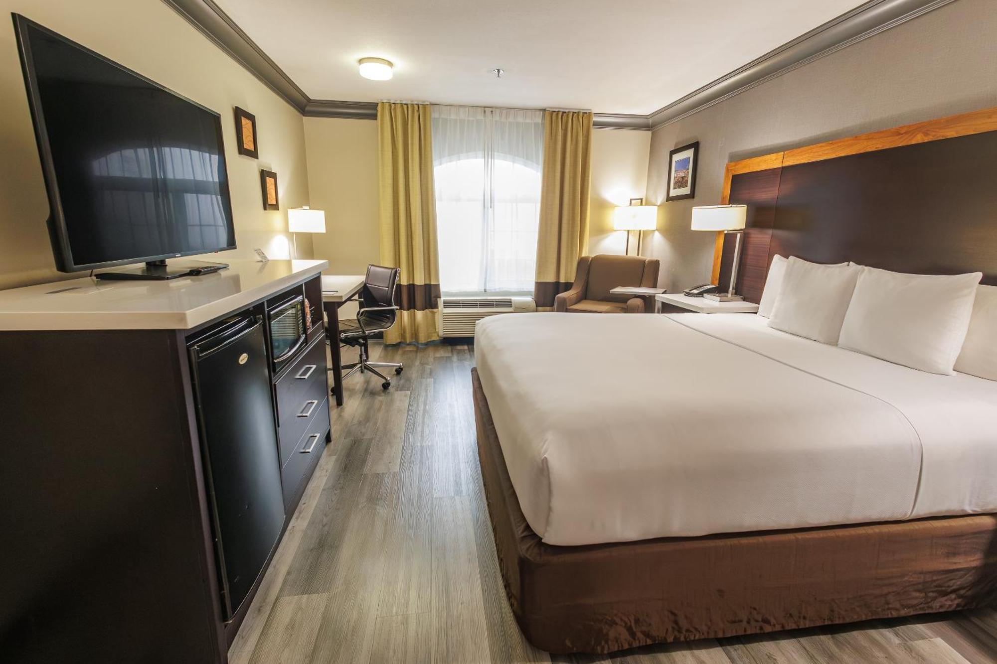 לוס אנג'לס Comfort Inn & Suites Near Universal - N Hollywood - Burbank מראה חיצוני תמונה